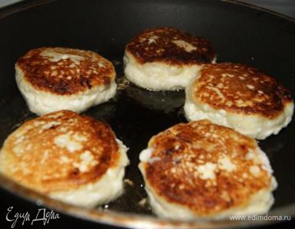 Сырники обжарить на сковороде смазанной растительным маслом.