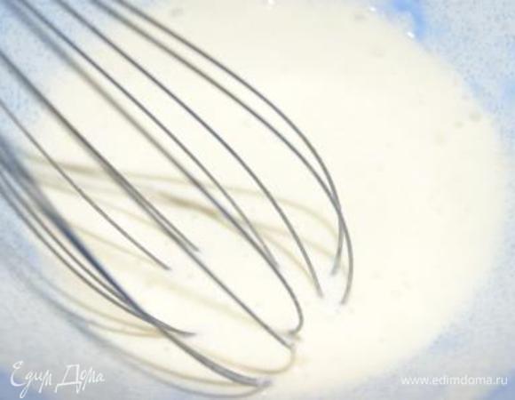 Приготовить крем. Сметану взбить с сахаром.
