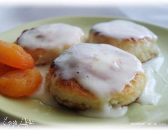 При подаче полить сырники сметанным кремом. Приятного аппетита!!!