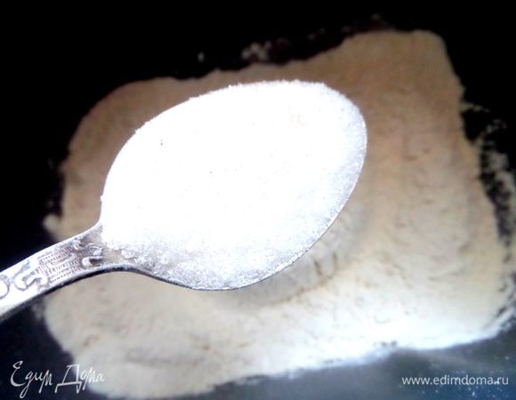 Добавим сахар, сначала ложку,а потом попробуем и выясним,нужен ли ещё сахар,всё зависит от насыщенности рассола! Добавим 2 ложки,а не грамма!