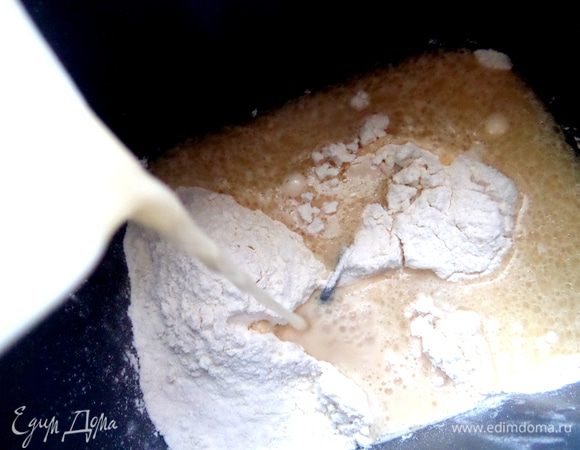 Выливаем смесь в хлебопечку...