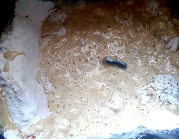 Постепенно подсыпаем муку.