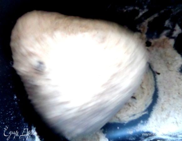 Тесто взяло муки достаточно и не прилипает к стенкам!