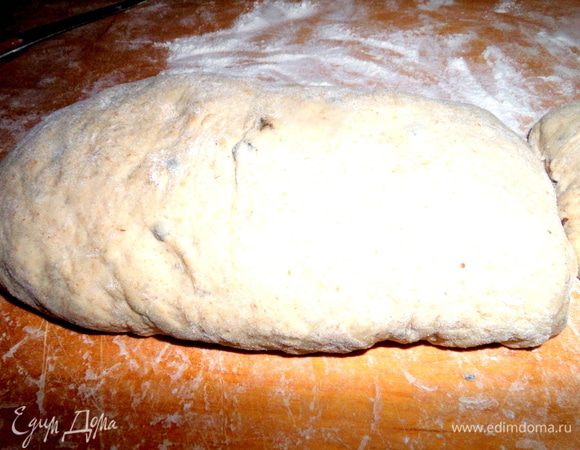 Выкладываем тесто на стол с мукой...