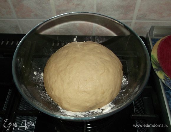 В 200 мл молока комнатной температуры развести дрожжи. Масло сливочное растопить и остудить. Муку просеять с 1 пакетиком ванилина, добавить щепотку соли и 80 гр сахара. Все смешать и замесить мягкое тесто. Убрать в теплое место до увеличения в два раза.