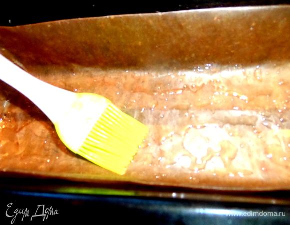 Длинную металлическую форму "кирпичик" выстелила для страховки пергаментом и смазала всю бумагу маслом.