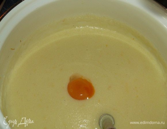 Готовим крем: В 1 л молока добавить 1 пакетик ванилина, цедру и довести до кипения. Снять с огня и медленно, постоянно помешивая ввести манку и сахар. На этом этапе надо добавить мак, я использовала готовую маковую смесь и добавила в самом конце. Крем вернуть на огонь и постоянно помешивая довести до кипения. Смесь должна немного загустеть, но не превратиться в кашу. Снять с огня и по одному ввести 2 желтка.