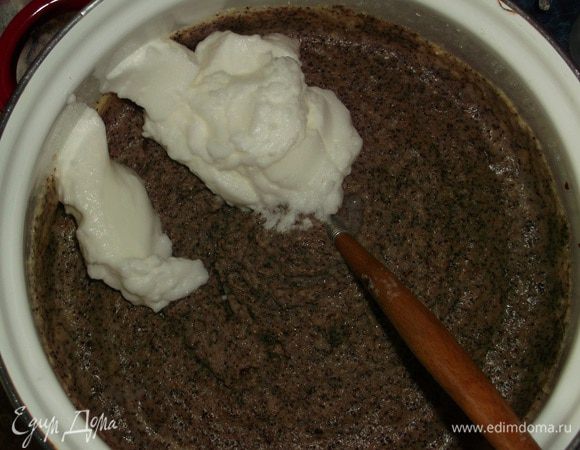 Белки взбить в пышную пену и добавить в крем.