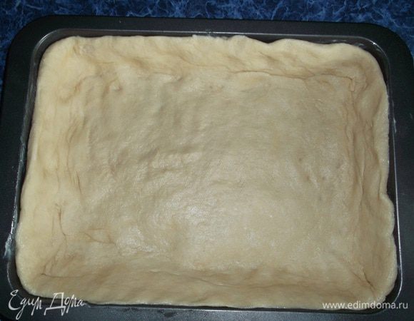 Тесто очень мягкое и хорошо руками распределяется по форме. 