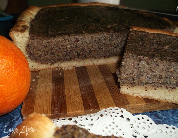 Пирог полностью остудить и нарезать на порционные кусочки.