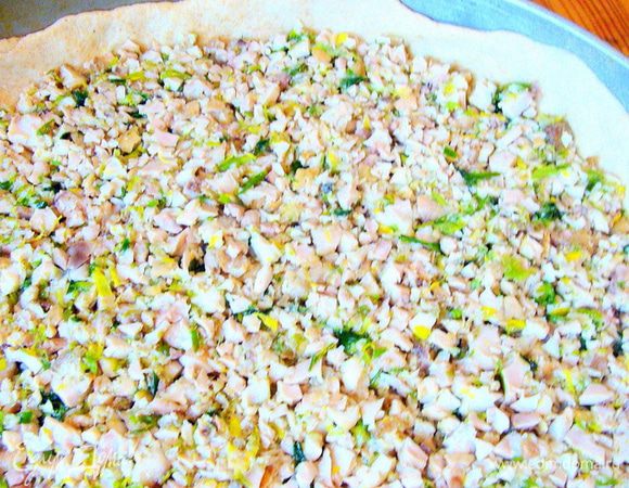 Дрожжи развести в теплой воде, добавить сахар и дать подойти. Если использовать сухие дрожжи, понадобится 1 ч/л. Добавить в дрожжи масло, потом просеянную муку, соль, замесить тесто. Консистенцию регулируйте по своему вкусу. Дать тесту подойти. Помазать руку растительным маслом и обмять тесто, сформировав его обратно в шар, дать еще раз подойти. Отделить большую часть, раскатать и поместить в смазанную маслом форму. Осторожно, тесто довольно легко рвется! У меня форма 35 см. Распределить начинку.