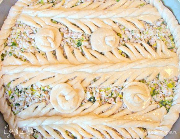 Украсить пирог по своему усмотрению. Можно предварительно закрыть его слоем теста. Сверху смазать обильно растительным маслом. Поставить в разогретую до 180* духовку примерно на 30-40 минут.