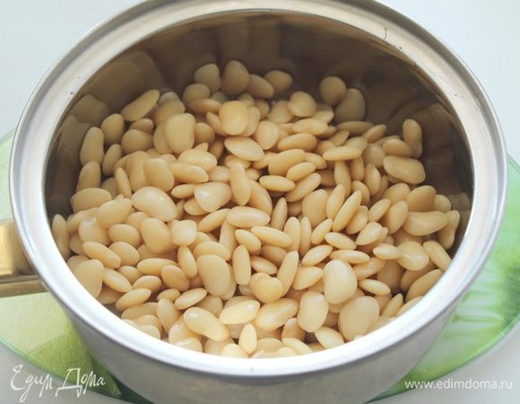 Заранее: фасоль замочить на ночь в холодной воде. Через 12 часов воду сменить и варить фасоль на медленном огне до мягкости, периодически подливая при необходимости воду. Посолить по вкусу.