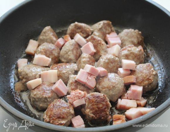 Сформировать небольшие фрикадельки,обжарить ,добавить нарезанную кубиками грудинку.