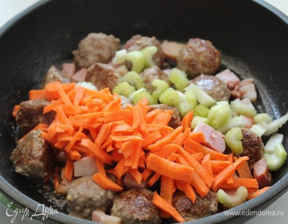 Сельдерей  и морковь нарезать; добавить все в сковороду. 