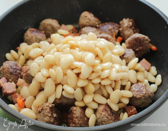 Когда мясо и овощи будут готовы, добавить готовую фасоль, 