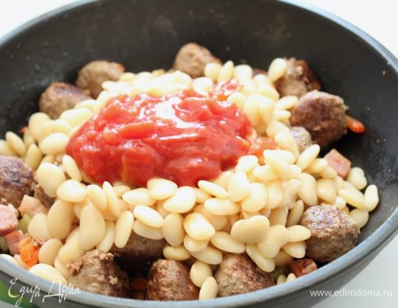 Добавить помидоры, немного воды, поперчить, посолить по вкусу...все перемешать и оставить на 10-15 минут под крышкой. 