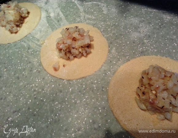 Раскатать тесто, вырезать круги диаметром 12-15 см, в центр положить 2 ст. ложки фарша и слепить хинкали.