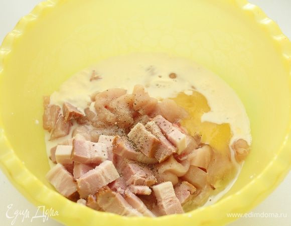 Куриное филе нарезаем на мелкие кусочки. 
Добавляем к нему рубленый бекон и яйцо. Солим и перчим. Вливаем сливки. 
