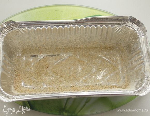 Форму для запекания смазываем сливочным маслом и обсыпаем панировочными сухарями.