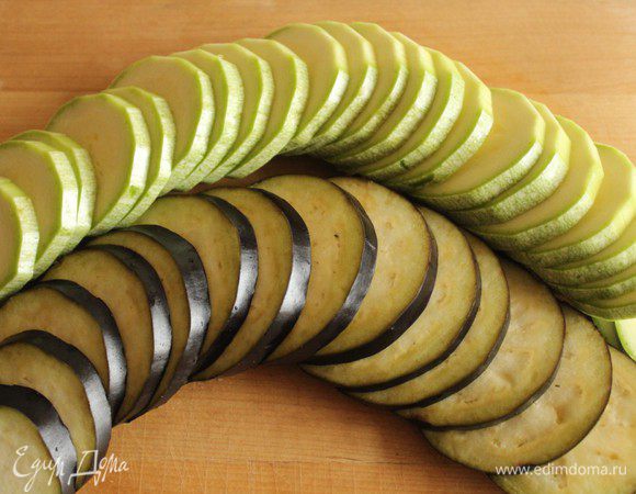 Овощи помыть, обсушить и нарезать тонкими колечками.