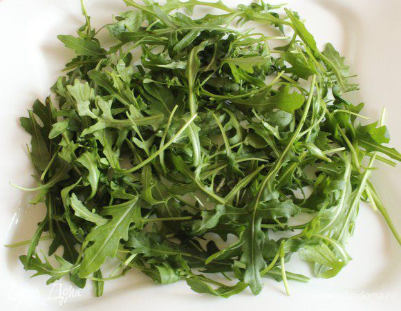 Сделать на тарелке подушку из руколы.