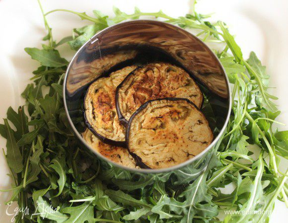 Поставить по центру кольцо. Выложить колечки кабачка и баклажана, чередуя слои. 