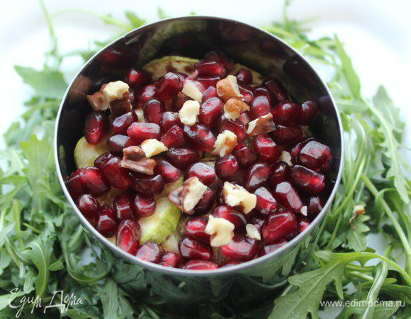 Сверху салат посыпать зернами граната и рубленными орехами.