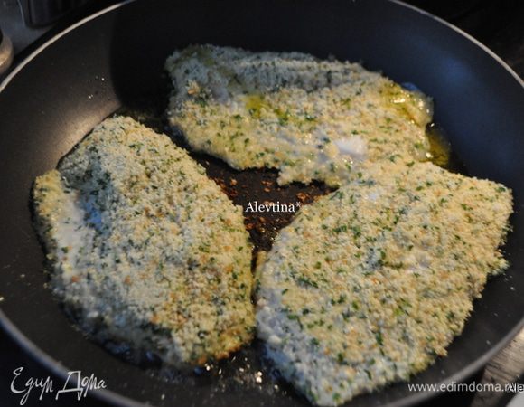 После в блюдо с хлебной крошкой и петрушкой. Выкладываем на горячую сковороду с оливковым и сливочным маслом. Обжариваем с обеих сторон до готовности или по 2 мин.сторона, а затем в горячую духовку на 8 мин. или до полной готовности.
