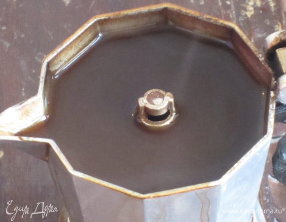 В это же время сварить крепкий кофе. Добавить сахар по вкусу.
