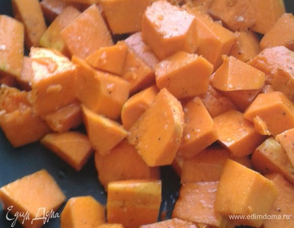 Тыкву нарезать небольшими кубиками. Красную луковицу очистите от шелухи и разрежьте на 8 долек.
