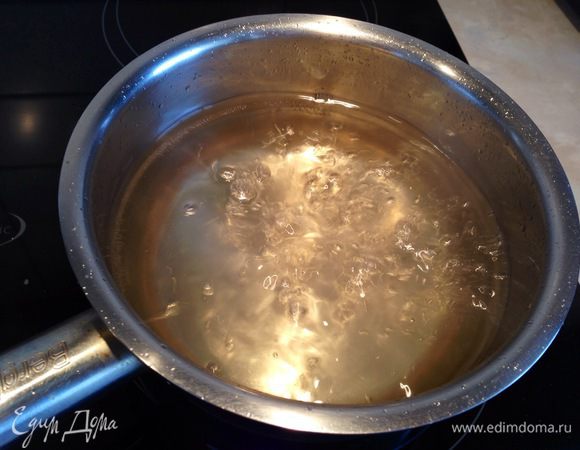 Из воды, сахара и меда сварить сироп, помешивая его постоянно до растворения сахара и меда, потом уварить в течение 15 минут...