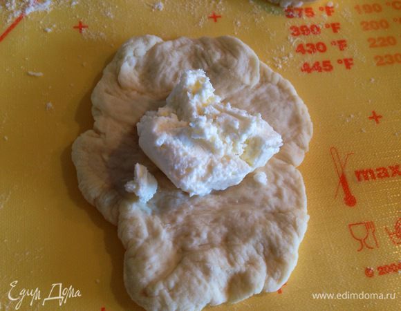 Из кусочка сформировать лепешку и положить на нее творожную массу...