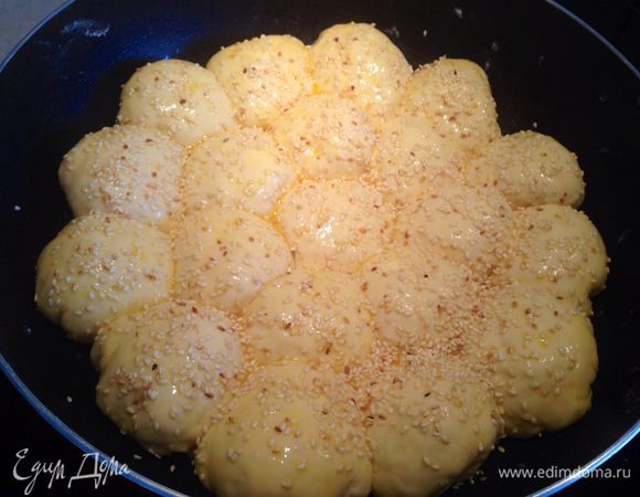 Смазать взбитым яйцом и посыпать кунжутом...