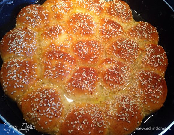 По истечение времени, вытащить из духовки и полностью залить сиропом, поставить в духовку еще на 5-10 минут...