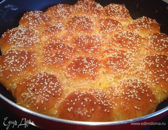 Подавать горячими или теплыми. Булочки получились очень вкусными, пушистыми влажными от пропитавшего их сиропа. Дети были в восторге. Вообщем, рекомендую! Приятного аппетита!