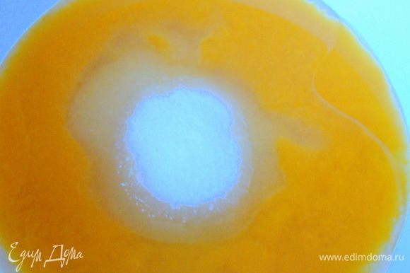 Свежевыжатый мандариновый сок смешать с маслом и сахаром, взбить миксером, пока сахар не растворится.