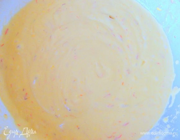 Просеять муку и держать наготове, смешивать потом надо будет очень быстро. Уксус влить в жидкую смесь (из сока и всего остального). Соду залить водой, размешать и влить после уксуса в смесь. Потом быстро всыпать муку и шафран, и тщательно перемешать. Смесь активно бродит и пузырится сначала! ОБЯЗАТЕЛЬНО СЛЕДУЙТЕ ИНСТРУКЦИИ! ИНАЧЕ СОДА МОЖЕТ НЕ ПОГАСИТЬСЯ И ДАТЬ ЖУТКУЮ ГОРЕЧЬ!