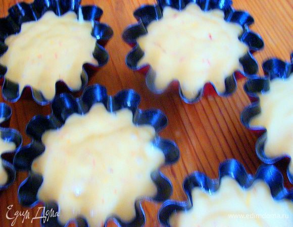 Формочки надо заранее помазать растительным маслом. Тесто разложить, заполняя им фомы на 2/3. У меня 10 штук получается. Поставить в разогретую до 175* духовку примерно на 20 минут. Время приблизительное, т.к. и размер формочек у всех разный, и духовки со своими особенностями.