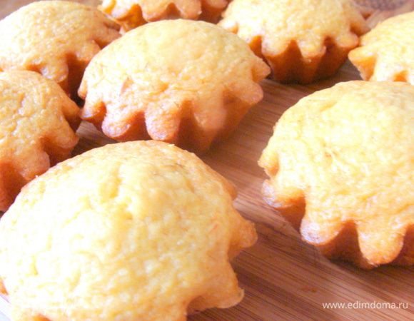 Получаются очень ароматные, ярко-желтые кексики.