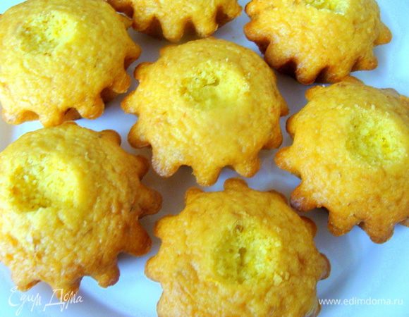 Чтобы потом установить вишенки, я вырезаю маленькие ямочки.