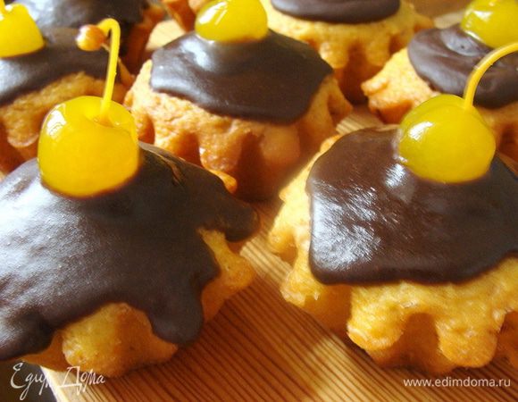 Шоколад растопить с маслом на водяной бане. Для того, чтобы он застыл и не пачкался (не лип), но остался мягким, я добавляю ложку крахмала в тот момент, когда снимаю с плиты. Надо подождать, когда немного остынет и загустеет, и полить кексы. Украсить вишенкой)