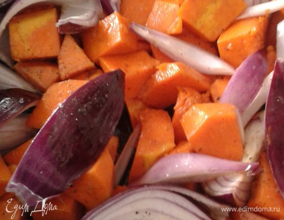 Сложите ломтики тыквы и лука в  миску, добавьте  столовую ложки масла , половину чайной ложки соли и немного черного перца и хорошо перемешайте.

Тыкву и лук выложить на  противень, добавить веточку розмарина  и запекать в духовке при 200 градуса до получаса, пока тыква не станет мягкой  (у меня запекалась 17 минут).

