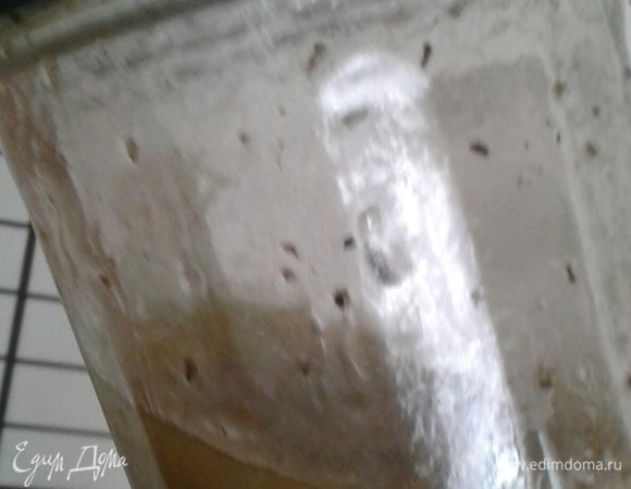 Тем временем приготовьте соус. В емкости с крышкой  смешайте оливковое масло, сок лимона, винный уксус немного соли, перца, смесь итальянских трав, и щепотку сахарной пудры. Закройте плотно крышку и взболтайте (соуса хватит не на один салат).

