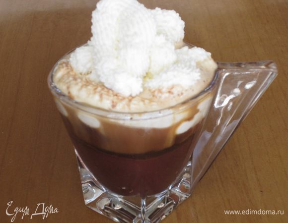 С помощью кондитерского мешка выложить взбитые сливки.