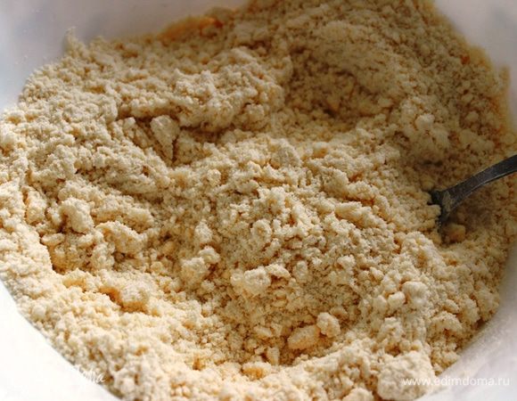 Основу пирога составляет тесто-крошка. Для этого необходимо соединить размягченное масло (маргарин), муку (отмерять ложками с горкой), соль, сахарный песок (2 ст.л.) и разрыхлитель теста. Все перемешать и с помощью вилки сделать крошку.