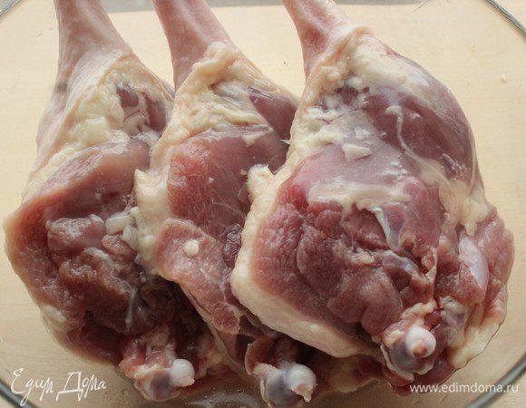 Обрезать лишний жир, помыть и обсушить куски мяса.