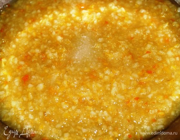 Для начинки лимоны и апельсин промыть, освободить от зернышек, нарезать и измельчить в блендере (с кожурой) вместе с сахарным песком. Добавить ванильный сахар и перемешать.