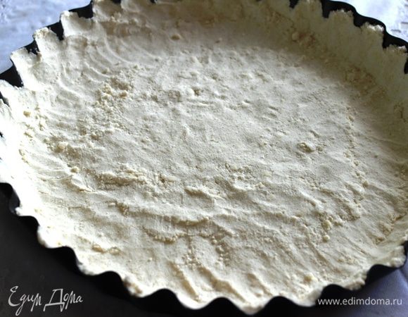 Основу-крошку распределить по форме (оставить 1/4 часть для присыпки сверху). Края немного приподнять и прижать. Тесто очень хорошо прессуется под теплыми пальцами рук.