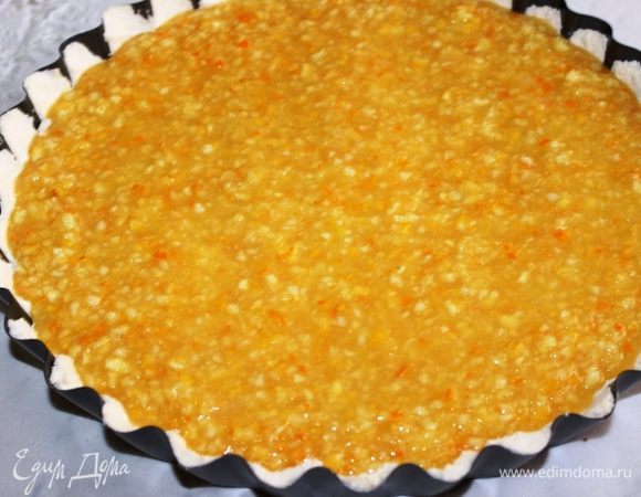 Начинку очень аккуратно вылить на основу. Крошку по всему периметру пирога немного присыпать на начинку.